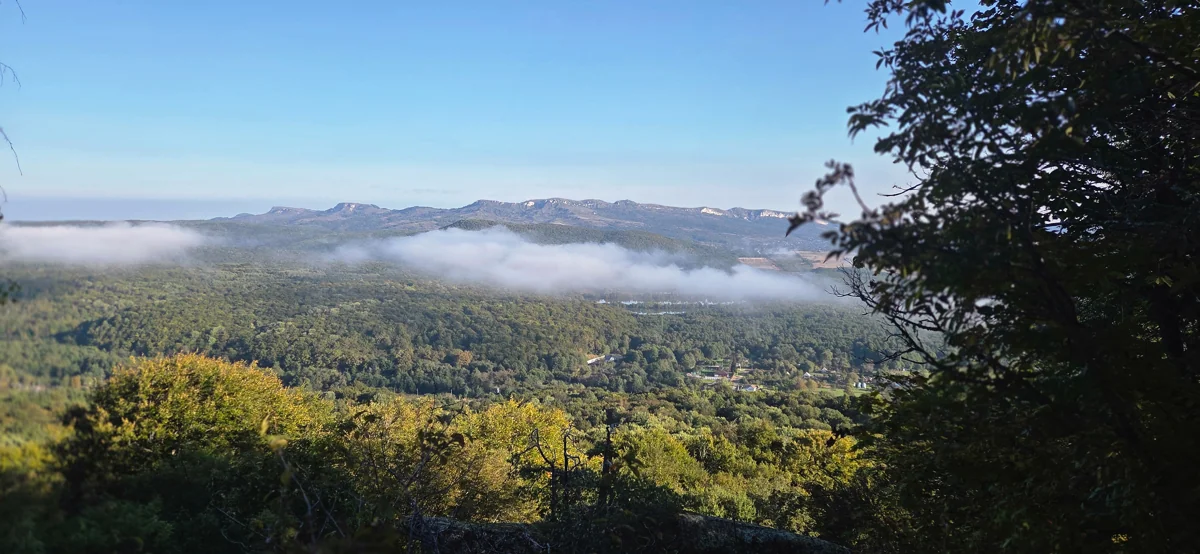 Панорама со скалы Шапка