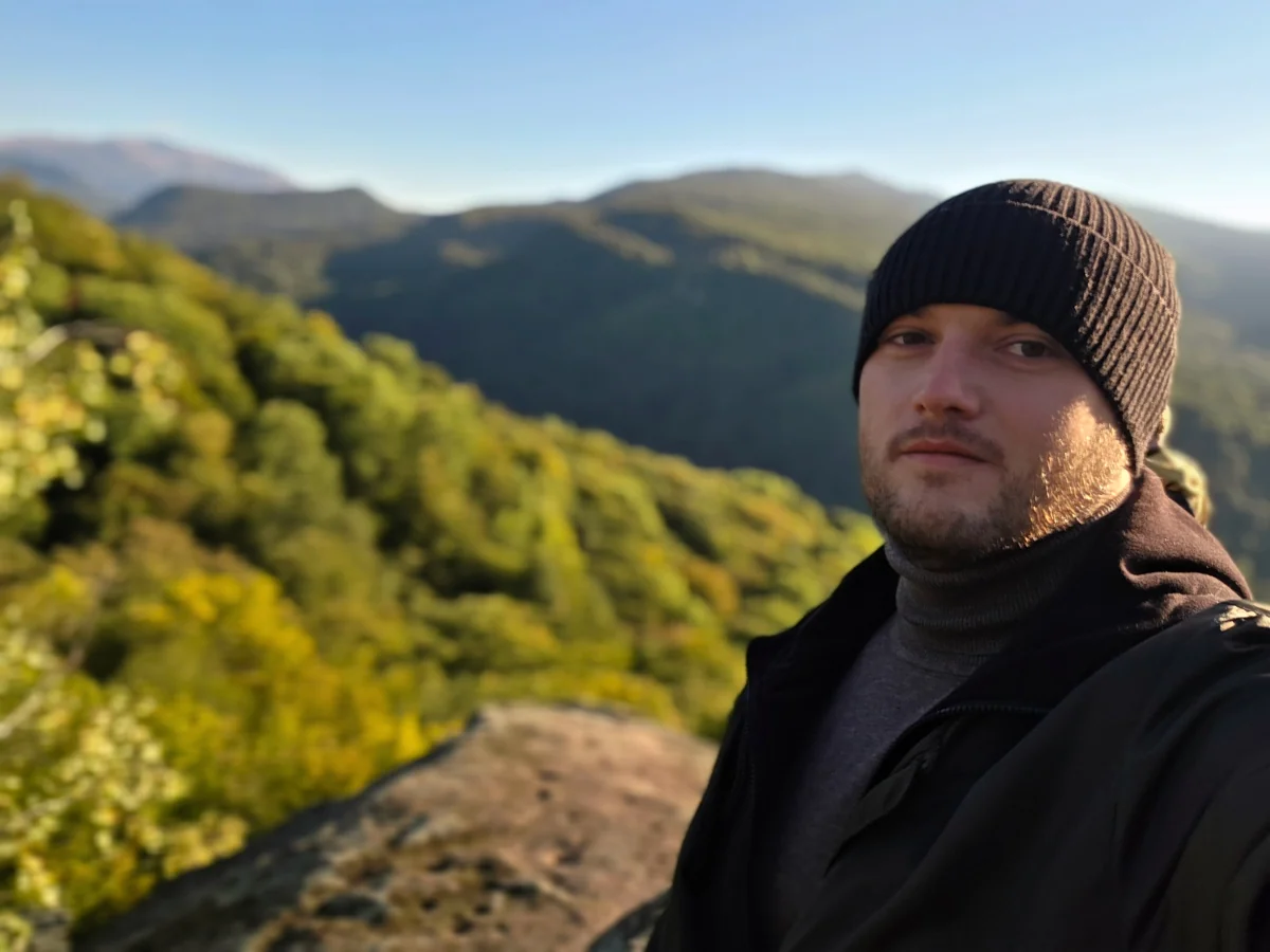 Портрет с видом на предгорья