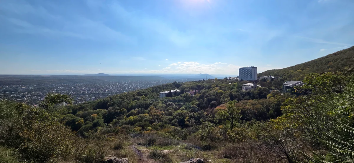 Панорама города и дальних гор