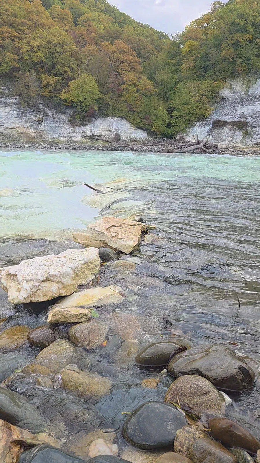 Камни у самой воды