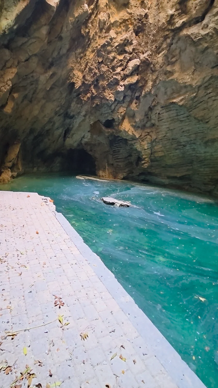 Бирюзовая вода у каменной стены