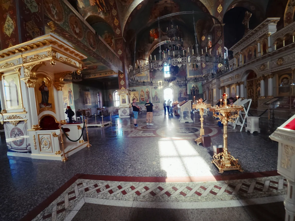 Внутри храма