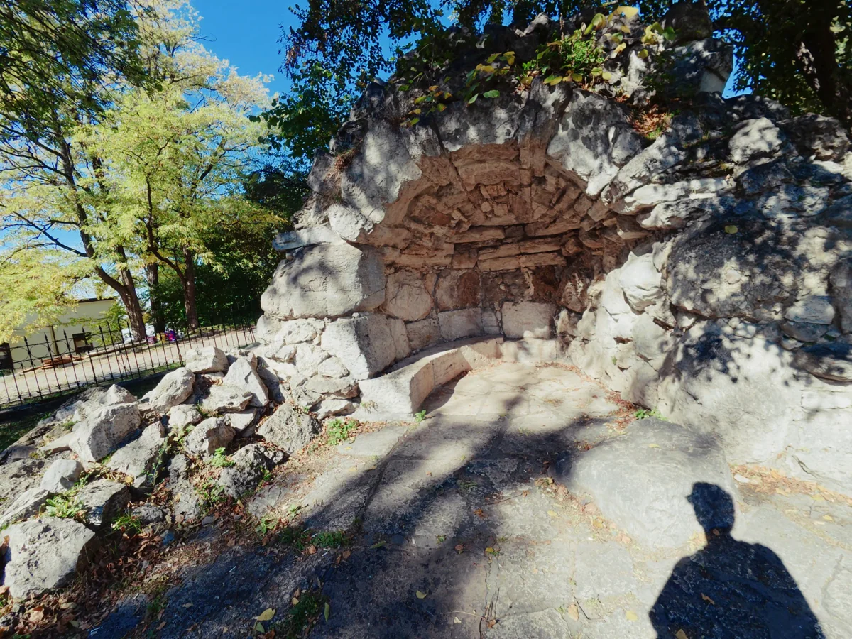 Каменный грот в парке