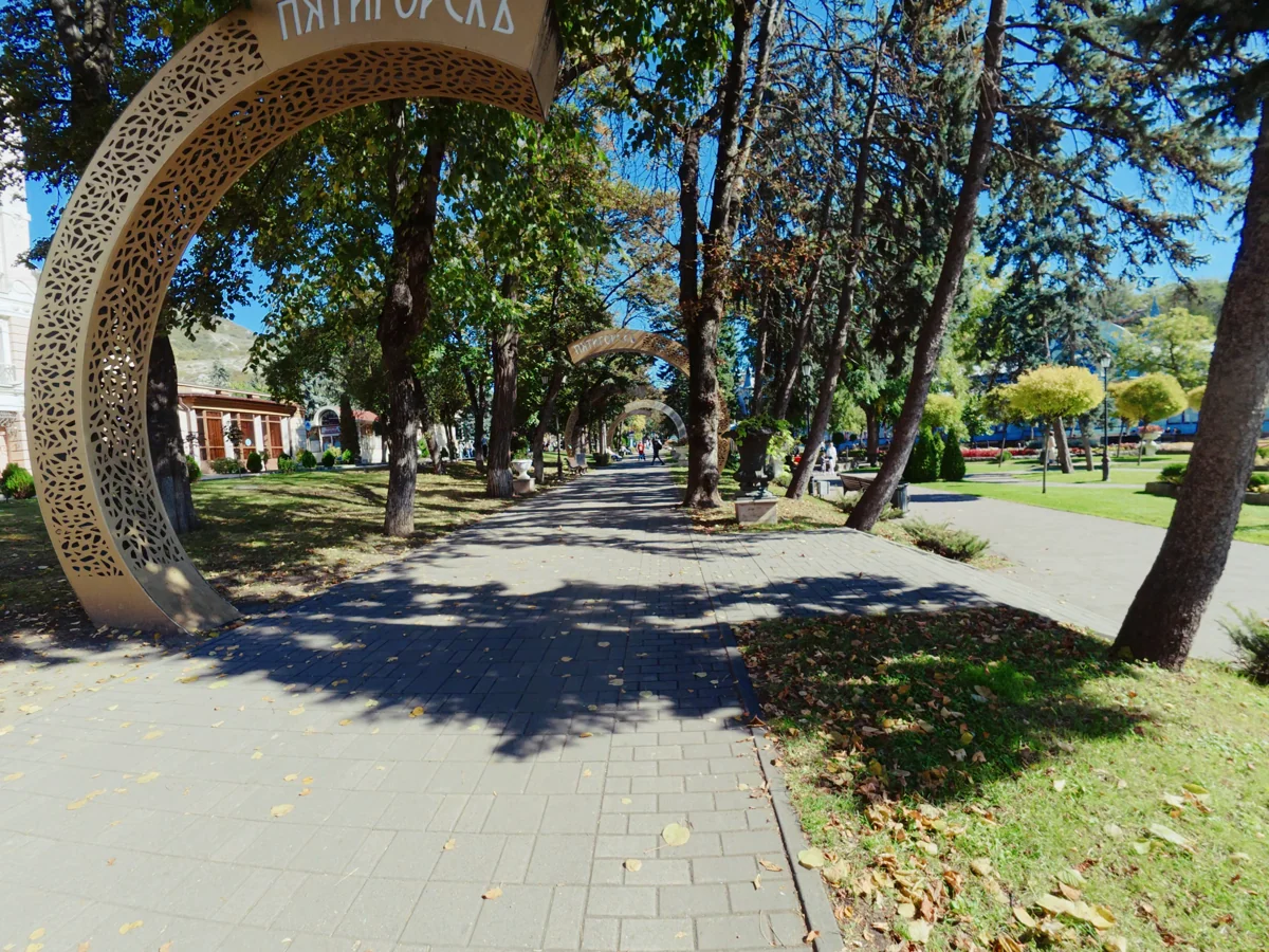 Арка и городская прогулка