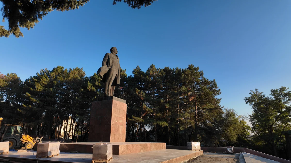Памятник на городской площади