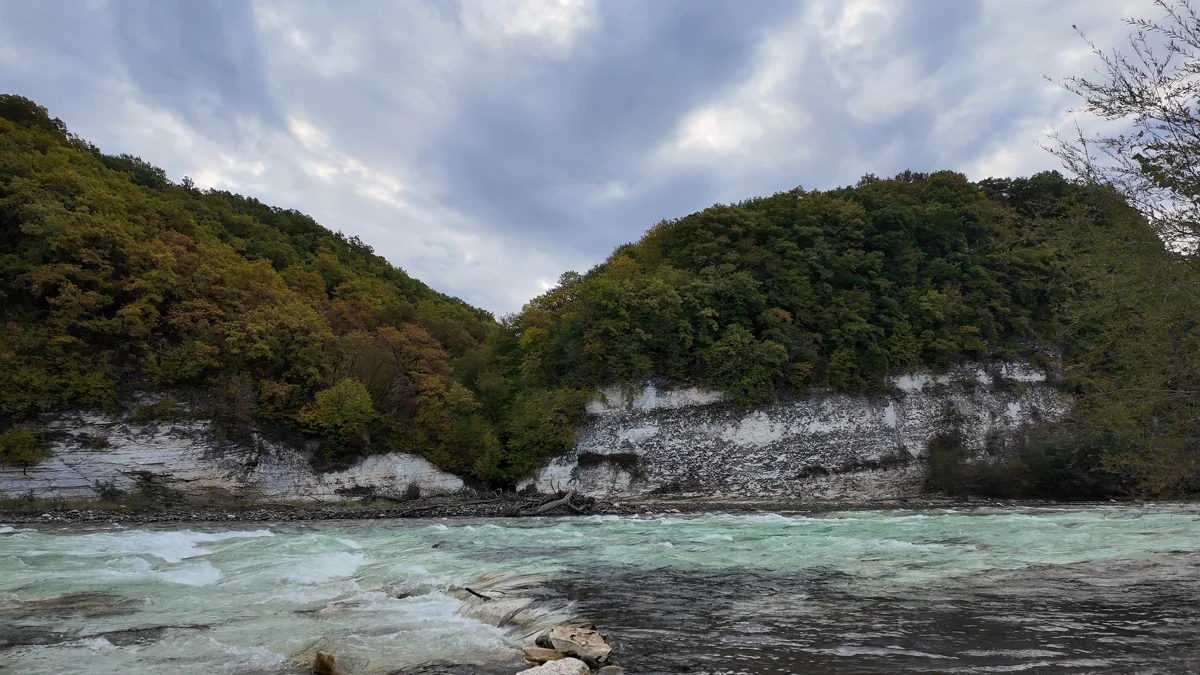 У воды